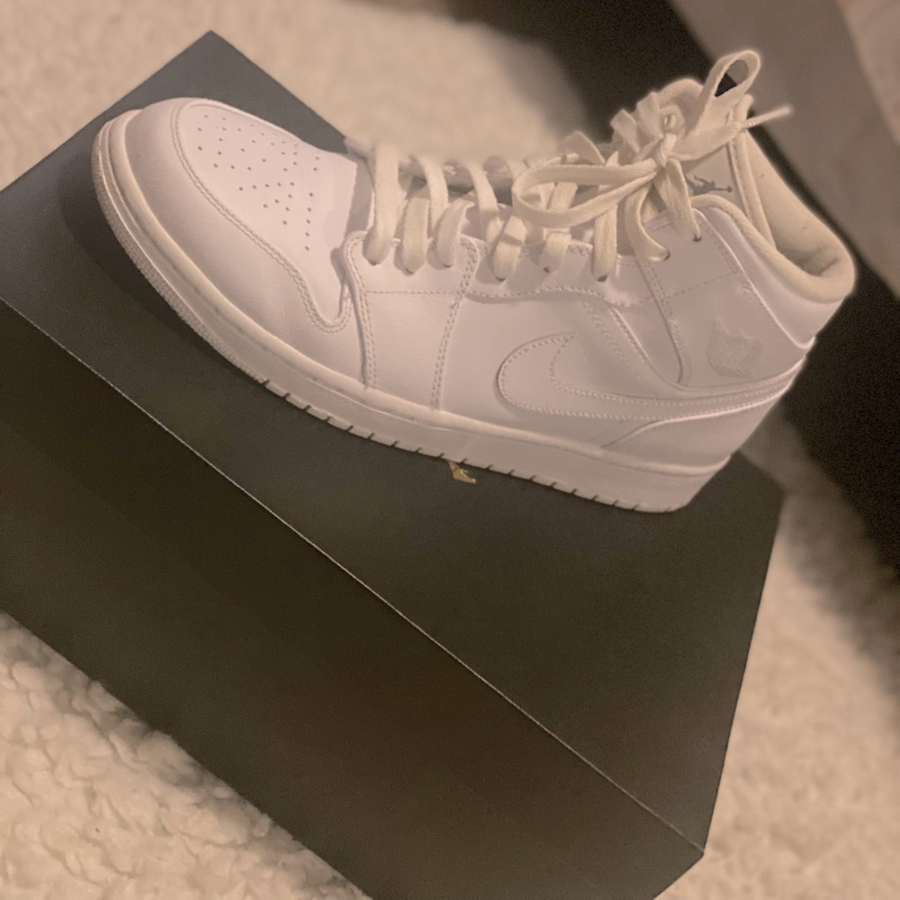 Jordan for men color white good condition size 11